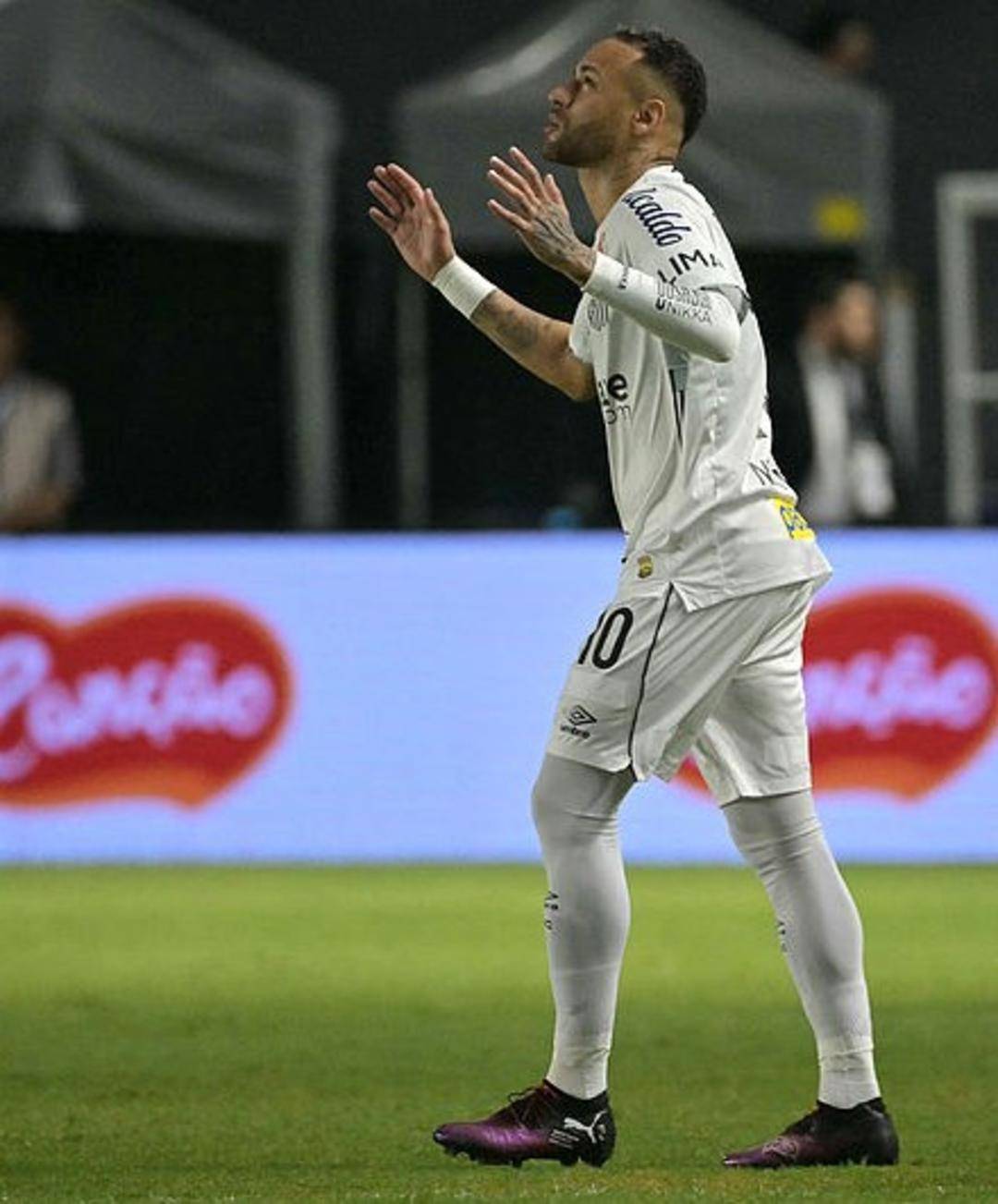 爱游戏中国官网内马尔连续十五场比赛得分超过败北，公牛不断突破！