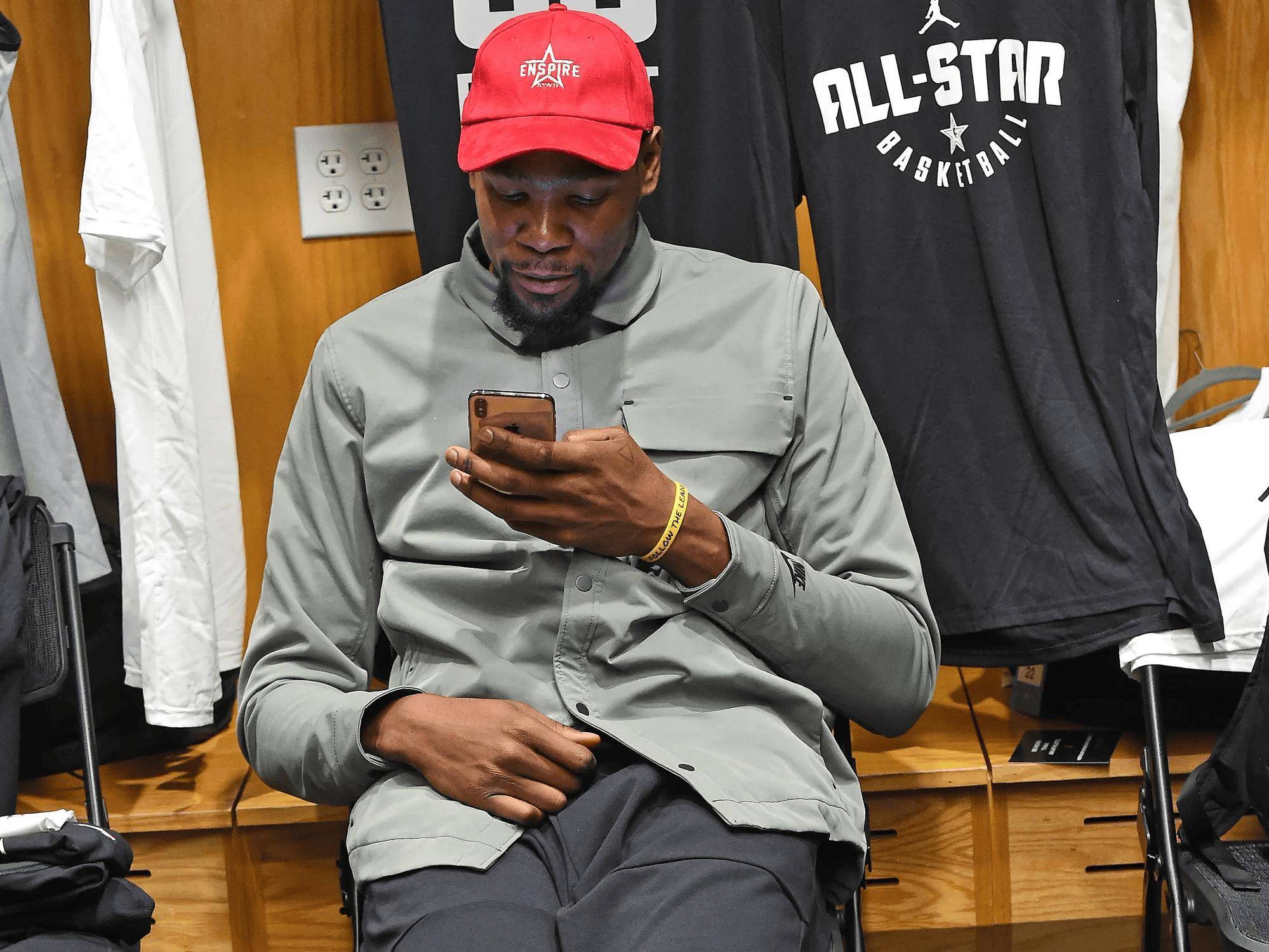 爱游戏AYX杜兰特重返赛场，爆冷首场状态出色，TL观众沸腾！